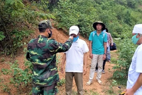 Quang Ninh hands over wanted Chinese man to China 