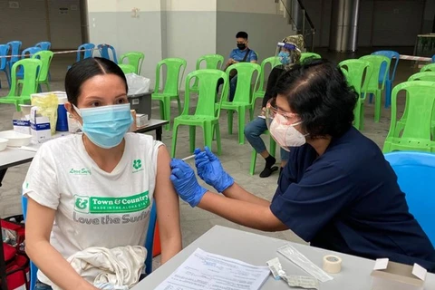 Embassy assists vaccination campaign for Vietnamese expats in Malaysia