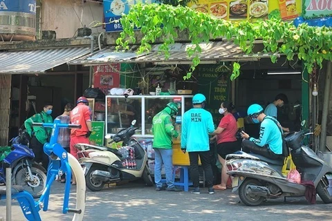 COVID-19: Hanoi permits motorbike shippers to operate from 9am to 8pm