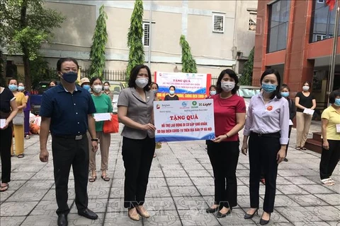 Female migrant workers in Hanoi receive gifts