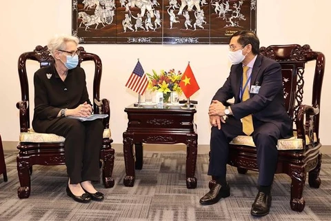 Vietnamese FM holds bilateral meetings with foreign diplomats