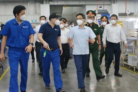 Deputy PM inspects business, production activities in HCM City 