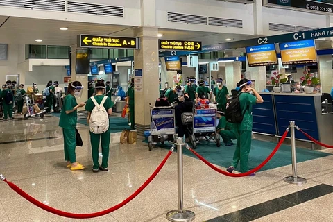 Nearly 1,000 medical personnel return to Hanoi from HCM City