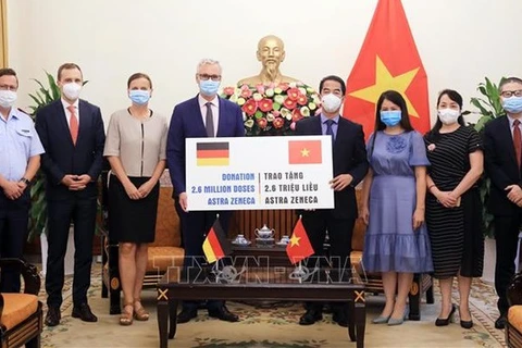 Overseas Vietnamese, int’l friends make great contributions to Vietnam’s vaccine coverage goal