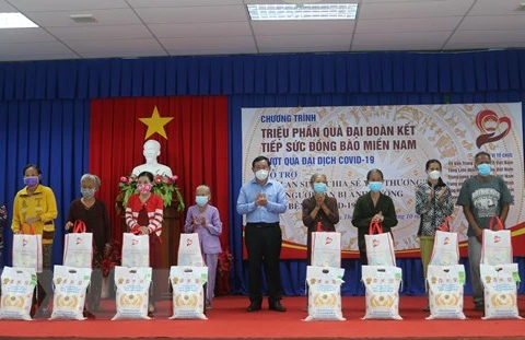 30,000 welfare packages delivered to pandemic-hit people in An Giang