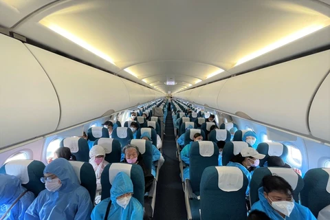 Vietnam Airlines carries over 330 people, medical workers back to Da Nang