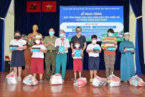 Disadvantaged ethnic minority students in HCM City receive free tablets