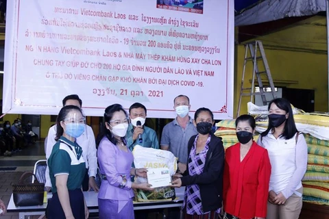 Vietnamese community in Laos assists disadvantaged families due to COVID-19 
