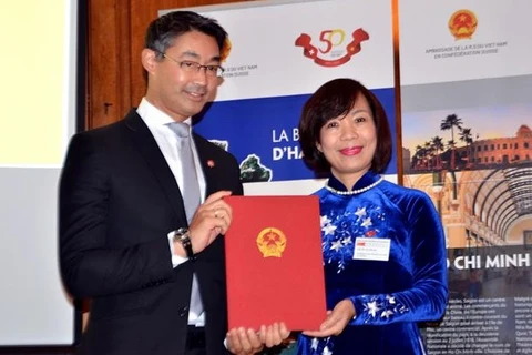 Appointment decision presented to Vietnam’s Honorary Consul to Switzerland