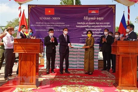Cambodia provides Vietnam with 200,000 COVID-19 vaccine doses
