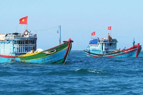 Life jackets presented to poor fishermen in Da Nang city