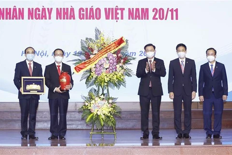 Top legislator lauds Hanoi Medical University for contributions to COVID-19 combat