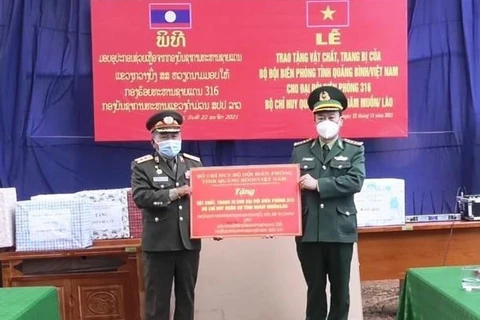 Quang Binh’s border guards donate medical supplies to Lao counterparts