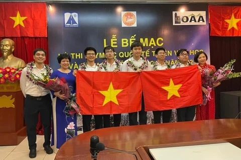 Vietnamese students win medals at Int’l Olympiad on Astronomy and Astrophysics 