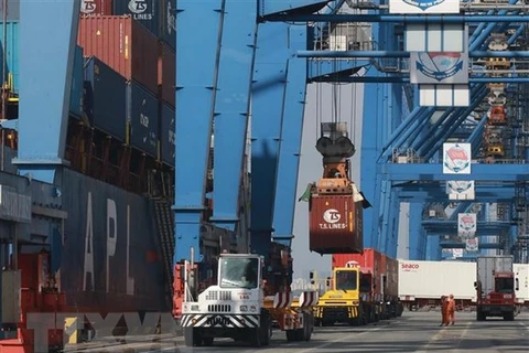 Volume of goods through seaports up 2 percent in 11 months