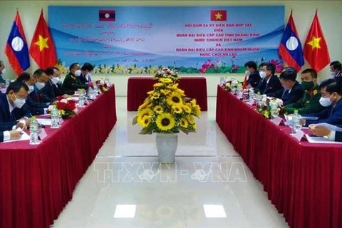 Quang Binh, Khammoune sign cooperation agreement 