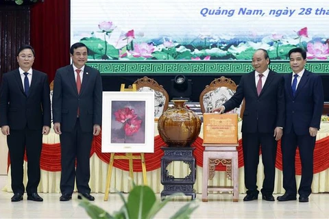 President meets former officials of Quang Nam 