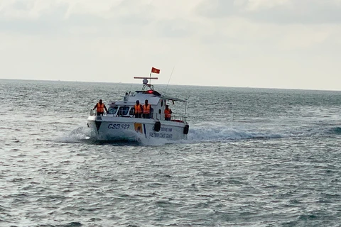 Quang Tri border guards save three fishermen in distress at sea