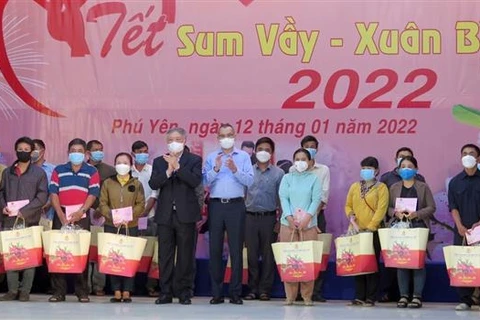 Poor workers in central Phu Yen province get Tet gifts