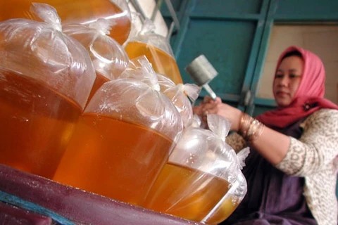 Indonesia sets fixed cooking oil price 