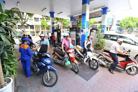Petrol prices rise by over 400 VND per litre 