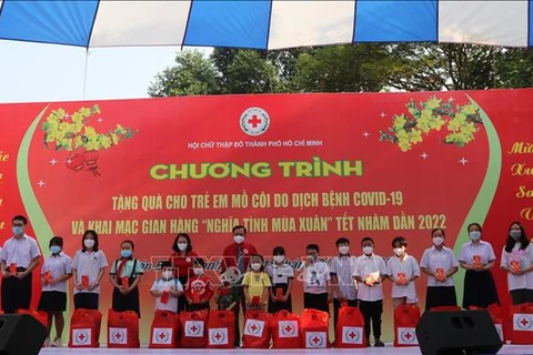 Poor, AO victims receive Tet gifts from Vietnam Red Cross Society