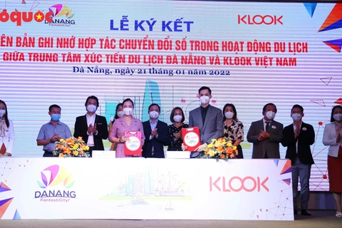 Da Nang shakes hands with Klook in tourism promotion