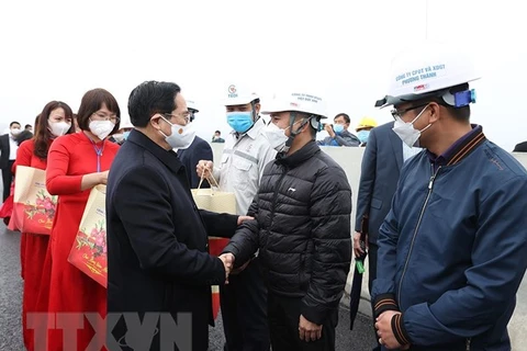 PM presents Tet gifts to border guards, poor residents in Quang Ninh 