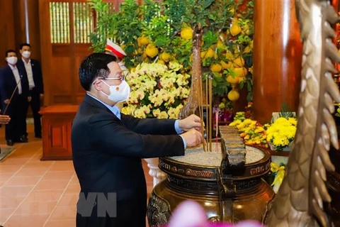 NA Chairman offers incense in tribute to President Ho Chi Minh at Kim Lien relic site