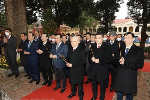 Party chief offers incense at Thang Long Royal Citadel