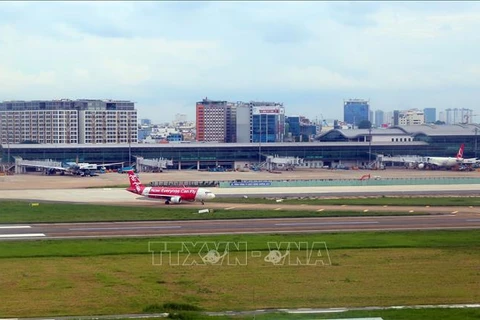 Tan Son Nhat airport closes a runway for maintenance