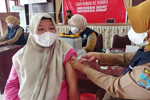 Indonesia shortens COVID-19 vaccine booster interval for elderly