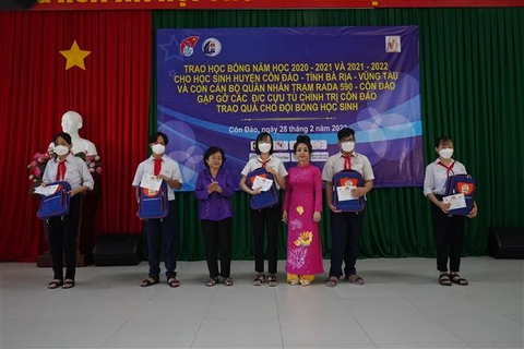 Scholarships given to disadvantaged students in Con Dao