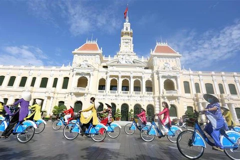 Over 2,000 people join "Ao dai" parade in HCM City