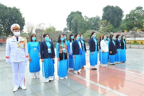 Women Congress delegates pay tribute to President Ho Chi Minh