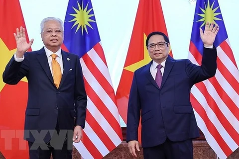 Malaysian PM concludes official visit to Vietnam