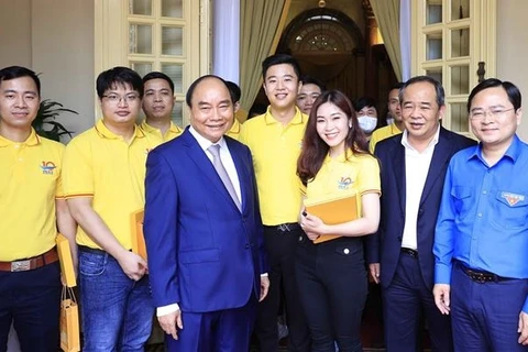 President Nguyen Xuan Phuc meets with outstanding young people