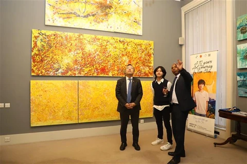 Vietnamese young artist’s paintings exhibited in UK