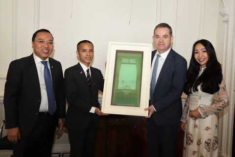 UK official receives Vietnamese artists
