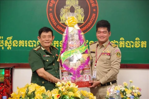 Tay Ninh border guard pay New Year visit to Cambodia’s armed forces