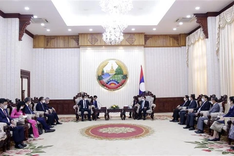 Lao PM applauds partnerships between Vietnamese, Lao ministries