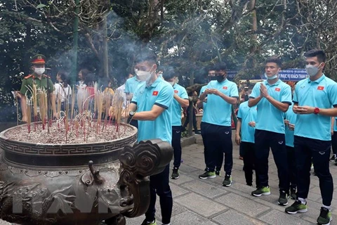 U23 football team offer incense in tribute to Hung Kings