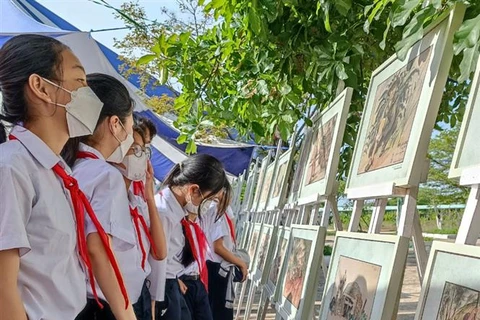 Sketches of battlefields come to Da Nang school