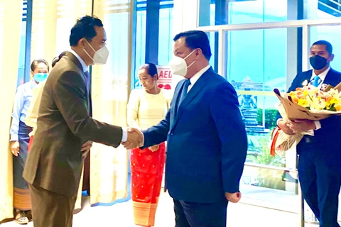 Hanoi officials pay working visit to Cambodia