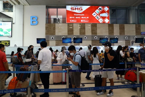Passengers at Noi Bai, Tan Son Nhat reach record prior to holidays