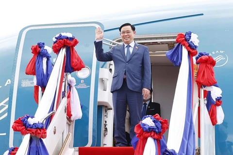 NA Chairman arrives in Vientiane, beginning official visit to Laos