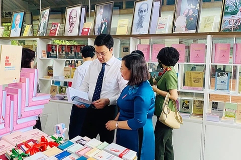 “Ho Chi Minh Bookcase” inaugurated in Hanoi