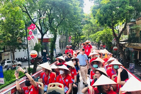 SEA Games 31: Thai sporting delegation enjoys double-decker bus tour in Hanoi