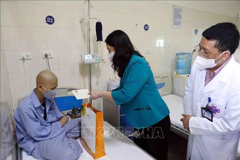 Vice President visits child cancer patients in Hanoi