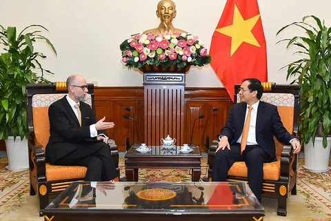 Foreign Minister hosts Canadian Ambassador to Vietnam